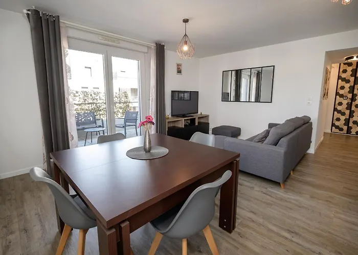 L Antre Ensoleillee Du Minotaure, Parking